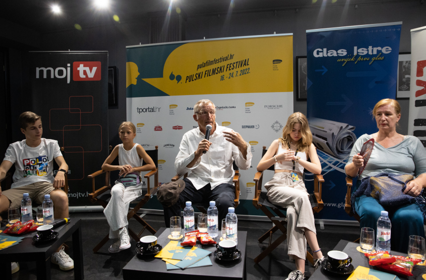 Obiteljska atmosfera na press konferenciji filma Ljeto kada sam naučila letjeti koji će hrvatsku premijeru imati večeras u Areni